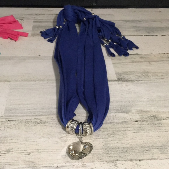 Woman’s scarf lot with beading and silver tone hanging pendants - Picture 11 of 12